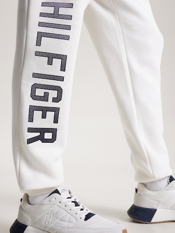 TOMMY HILFIGER Tapered Παντελόνι 'GRAPHIC' σε λευκό