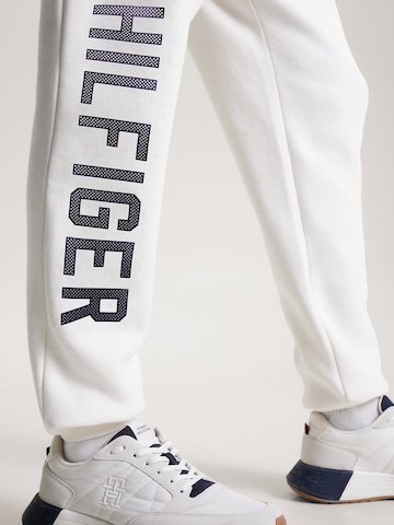 TOMMY HILFIGER Дънки Tapered Leg Панталон 'GRAPHIC' в бяло