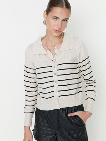 Cardigan Trendyol en beige : devant