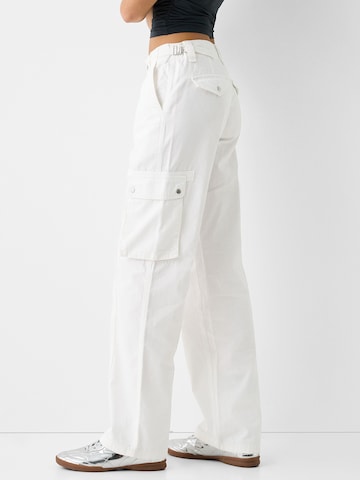 BershkaLoosefit Cargo hlače - bijela boja