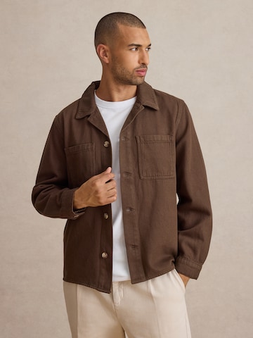 DAN FOX APPAREL Regular fit Πουκάμισο 'Erik' σε καφέ: μπροστά
