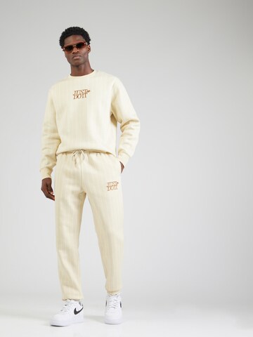 Tapered Pantaloni 'CLUB' di Nike Sportswear in beige