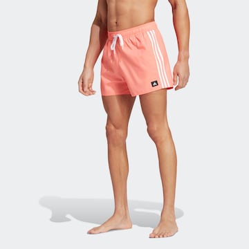 Pantaloncini sportivi da bagno di ADIDAS SPORTSWEAR in arancione: frontale