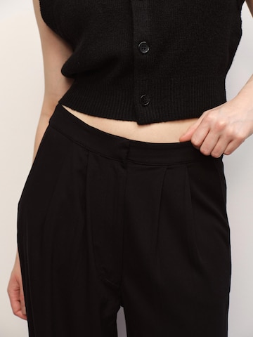 RÆRE by Lorena Rae Regularen Hlače z naborki 'Brenda' | črna barva