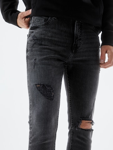 Pull&Bear Tapered Jeans in Black