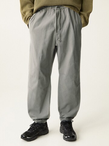 Pull&Bear Tapered Nadrág - szürke: elől