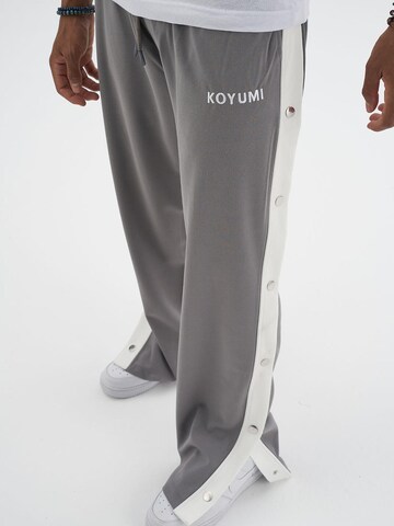 Koyumi Regular Sportbroek 'Druckknöpfen  mit weißen Streifen' in Grijs