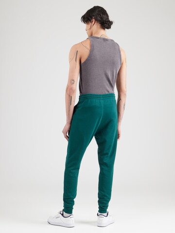 Reebok - Tapered Pantalón deportivo en verde