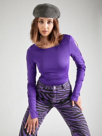 T-shirt 'Briley' ABOUT YOU x Emili Sindlev en violet : devant