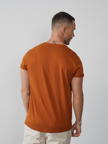 DAN FOX APPAREL - Ajuste regular Camiseta 'Piet' en marrón