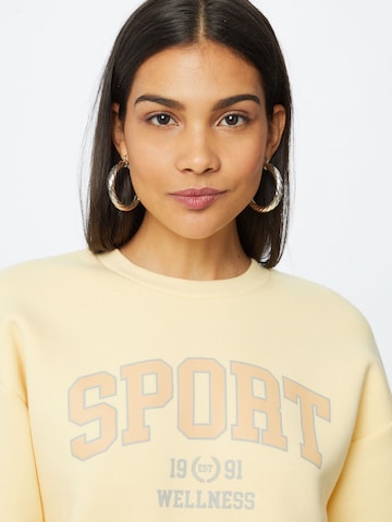 Gina Tricot Sweatshirt 'Riley' in Gelb