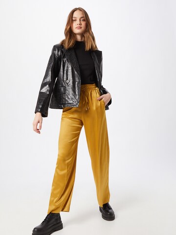 Wide leg Pantaloni cu dungă de la River Island pe galben