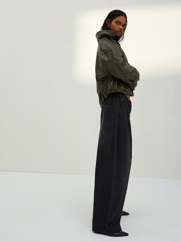 BershkaBarrel Traperice - crna boja