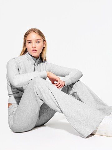 Bershka Flared Bukser i grå