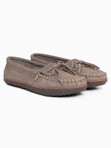 Mocasini 'Kilty' de la Minnetonka pe gri