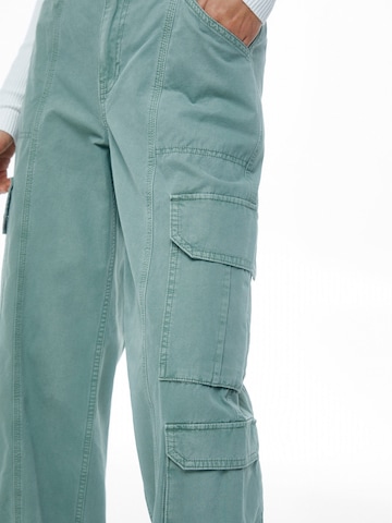 Pull&Bear Široke hlačnice Kargo kavbojke | zelena barva