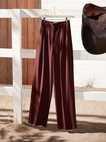 Wide Leg Pantalon à plis 'Alexis' Kendall for ABOUT YOU en marron