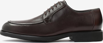 Chaussure à lacets Kazar en marron : devant