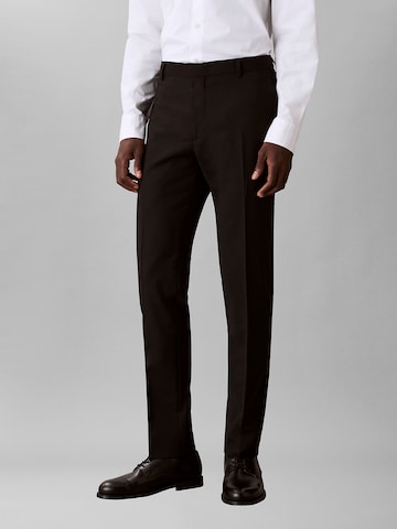 Coupe slim Pantalon à plis Calvin Klein en noir : devant