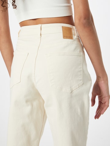 PIECES - Tapered Calças de ganga 'Kesia' em branco