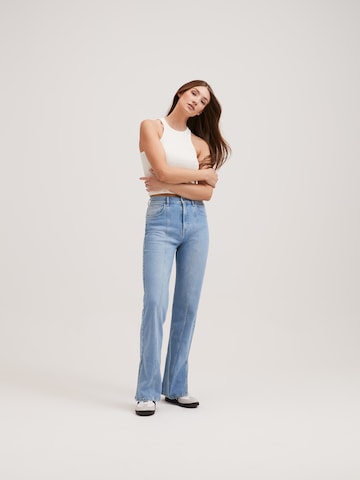 RÆRE by Lorena Rae Flared Jeans 'Tania Tall' in Blue