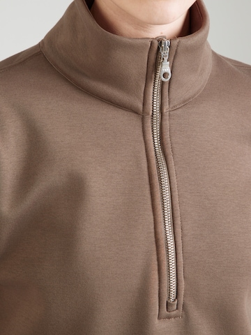 Hanorac sport de la Girlfriend Collective pe maro