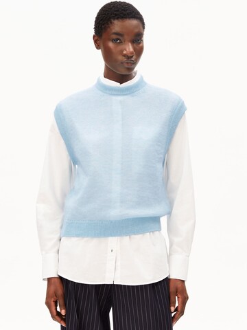 ARMEDANGELS Gebreide bodywarmer in Blauw: voorkant
