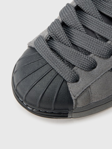 ADIDAS ORIGINALS Trampki niskie 'SUPERSTAR ST' w kolorze szary