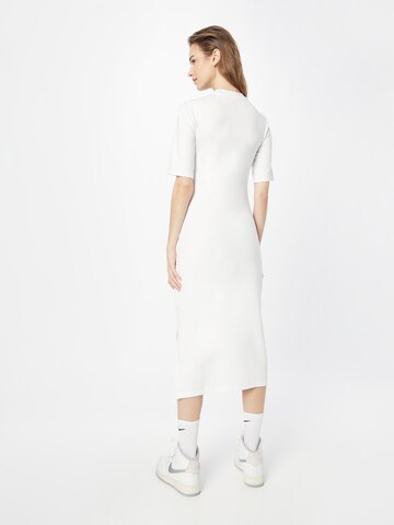 Robe Nike Sportswear en blanc