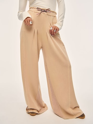 Kamila Šikl Wide leg Pants in Beige: front