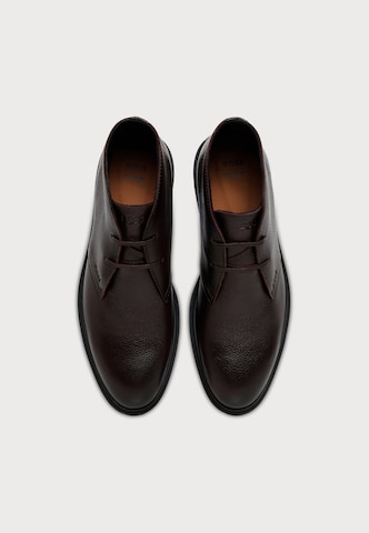 BOSS - Botines chukka 'Calev' en marrón: arriba