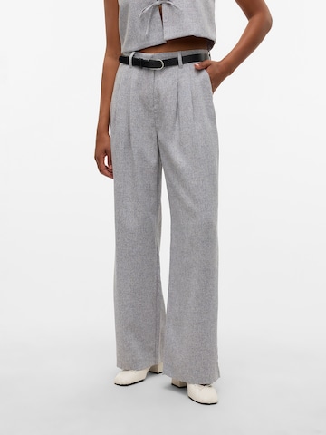 Wide leg Pantaloni con pieghe 'VMTAMMI' di VERO MODA in bianco: frontale