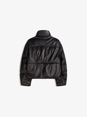 Bershka Přechodná bunda – černá