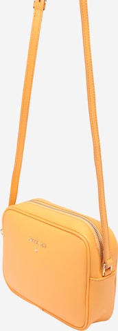 PATRIZIA PEPE Τσάντα ώμου 'Fly' σε πορτοκαλί