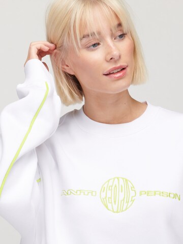 UNFOLLOWED x ABOUT YOU Свитшот 'Rave' в Белый