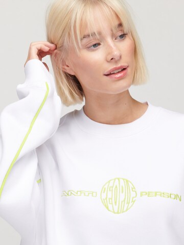 Sweat-shirt 'RAVE' UNFOLLOWED x ABOUT YOU en blanc