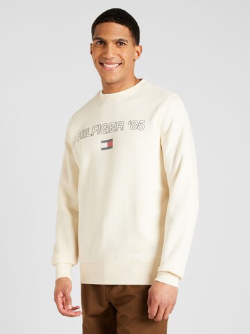 TOMMY HILFIGER Sweatshirt '85' in Beige: voorkant