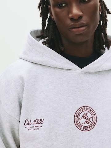 Sweat-shirt 'MICKEY´S TRAVEL CLUB' Pull&Bear en gris