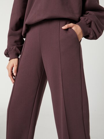 A LOT LESS Szeroka nogawka Spodnie 'Evie' w kolorze brązowy