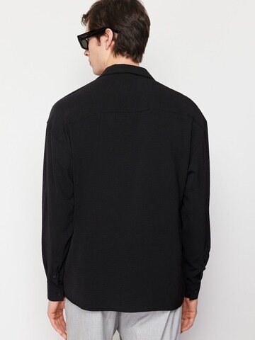 Trendyol Comfort Fit Hemd in Schwarz