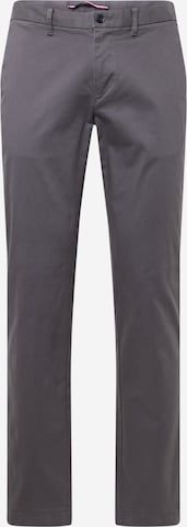 TOMMY HILFIGER - Regular Calças chino 'DENTON ESSENTIAL' em cinzento: frente