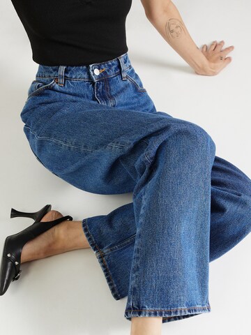 Monki Szeroka nogawka Jeansy w kolorze niebieski