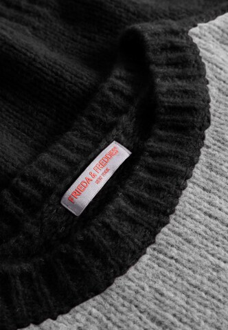 Frieda & Freddies NY Sweater in Grey