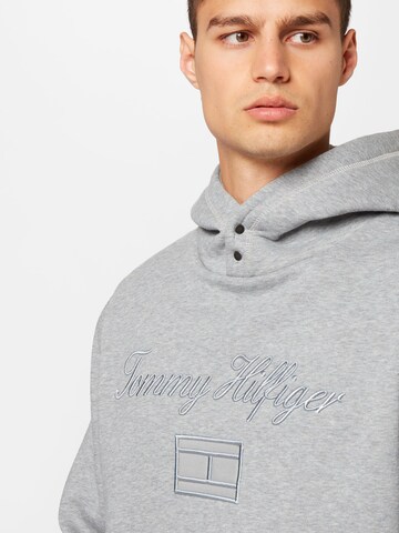 TOMMY HILFIGER Sweatshirt in Grau