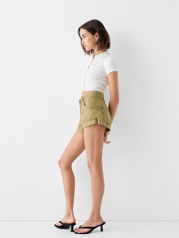 Bershka Regular Shorts in Grün