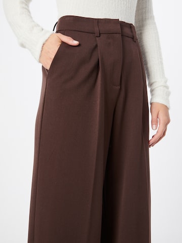 PIECES Wide leg Pleat-Front Pants 'Serano' in Brown