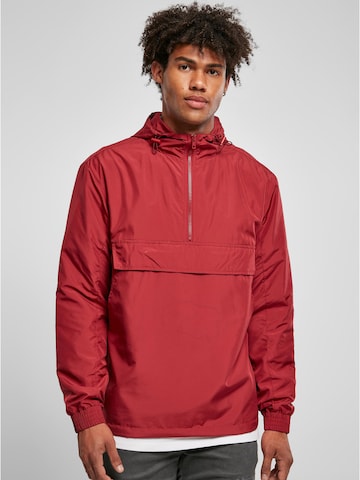 Veste mi-saison Urban Classics en rouge : devant