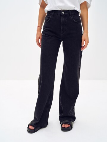 ABOUT YOU x Toni Garrn Wide leg Τζιν 'Glenn' σε μαύρο: μπροστά