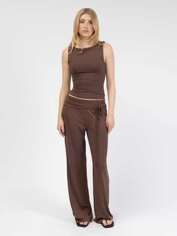 BROKE + SCHÖN Top in Brown: front