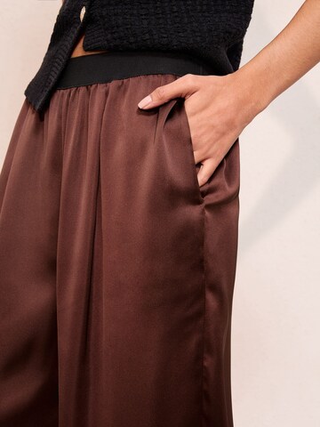 Friends Like These Široký strih Nohavice - Hnedá